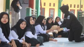 Kasi Humas Polres Probolinggo Iptu Merdhania Pravita Shanty berbagi makanan bergizi