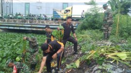 Polresta Sidoarjo dan TNI bersihkan sampah dan enceng gondok di sungai Gebang