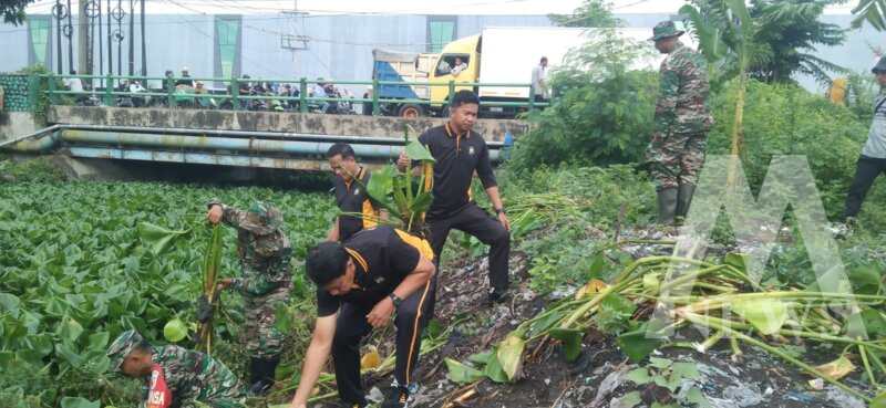 Polresta Sidoarjo dan TNI bersihkan sampah dan enceng gondok di sungai Gebang