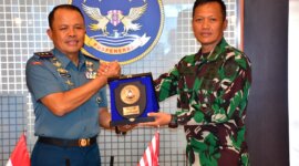 Danpuslatdiksarmil Kodiklatal Kolonel Laut (P) Musleh Yadi bersama Danpuspenerbal Laksda TNI Sisyani Jaffar
