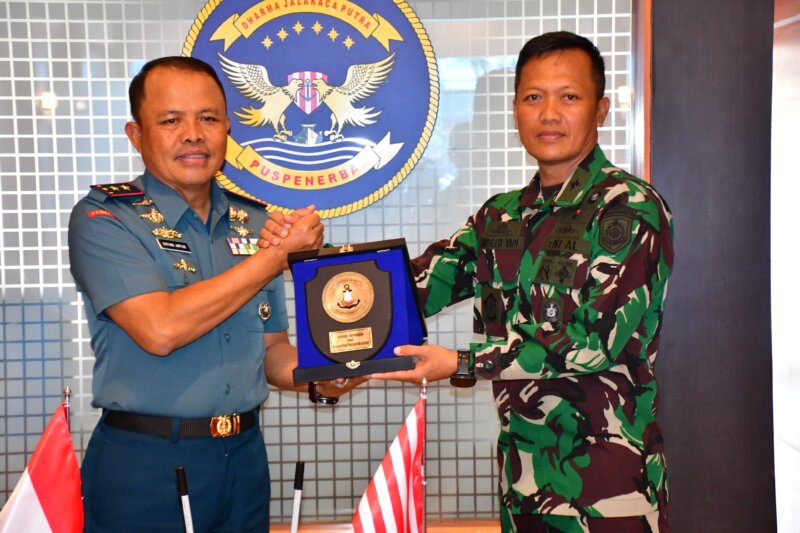 Danpuslatdiksarmil Kodiklatal Kolonel Laut (P) Musleh Yadi bersama Danpuspenerbal Laksda TNI Sisyani Jaffar