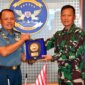 Danpuslatdiksarmil Kodiklatal Kolonel Laut (P) Musleh Yadi bersama Danpuspenerbal Laksda TNI Sisyani Jaffar