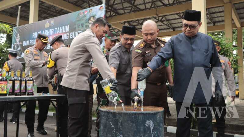 Kapolres Nganjuk AKBP Siswantoro bersama Forkopimda gelar pemusnahan BB