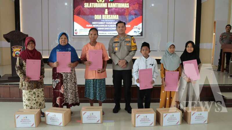 Kapolres Nganjuk AKBP Siswantoro beri santunan yatim piatu dan kaum dhuafa