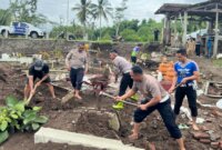 Polisi dan warga perbaiki makam rusak