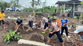 Polisi dan warga perbaiki makam rusak