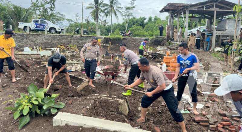 Polisi dan warga perbaiki makam rusak