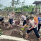Polisi dan warga perbaiki makam rusak