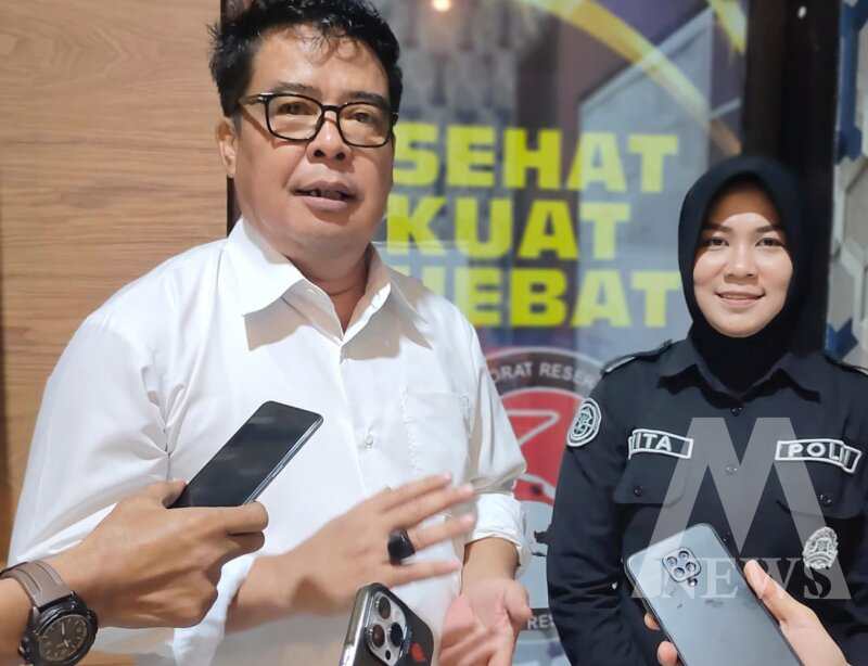Kasat Narkoba AKP Nanang Sugiyono didampingi Kasi Humas Polres Probolinggo Iptu Vita