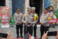 Dirlantas Polda Jatim Kombespol Komarudin beri edukasi di Bundaran Waru