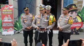 Dirlantas Polda Jatim Kombespol Komarudin beri edukasi di Bundaran Waru