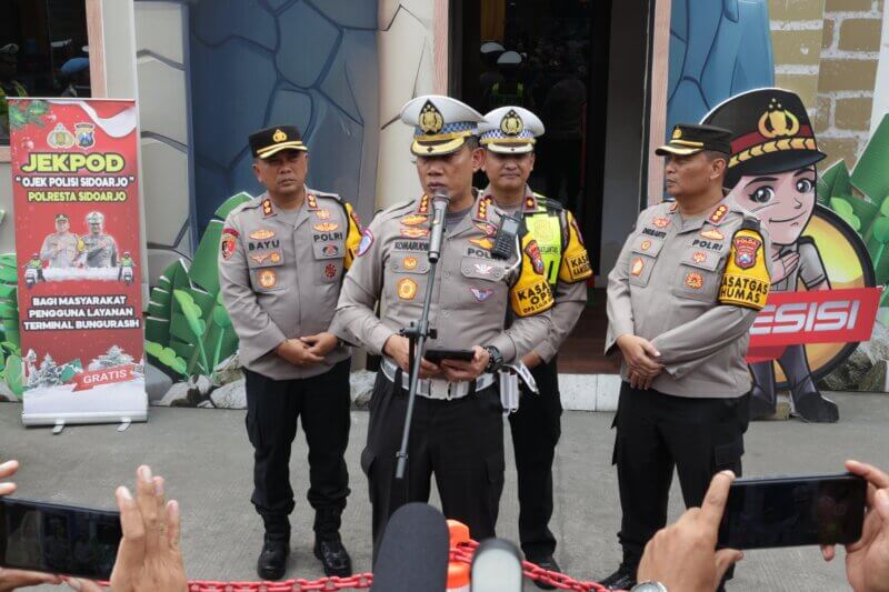 Dirlantas Polda Jatim Kombespol Komarudin beri edukasi di Bundaran Waru