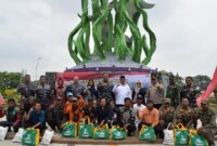 Danpusdiksus Kodikopsla Kolonel Laut (P) Gering Sapto Sambodo bersama warga Kenjeran