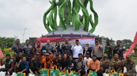 Danpusdiksus Kodikopsla Kolonel Laut (P) Gering Sapto Sambodo bersama warga Kenjeran