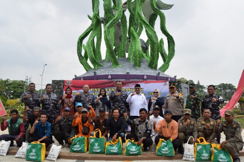 Danpusdiksus Kodikopsla Kolonel Laut (P) Gering Sapto Sambodo bersama warga Kenjeran