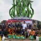 Danpusdiksus Kodikopsla Kolonel Laut (P) Gering Sapto Sambodo bersama warga Kenjeran
