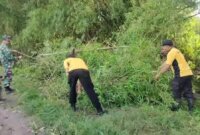 Karya Bakti Polsek Rejoso dan warga bersihkan sungai di Mojorembun
