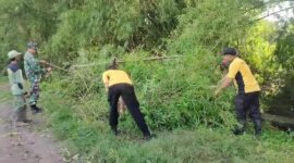 Karya Bakti Polsek Rejoso dan warga bersihkan sungai di Mojorembun
