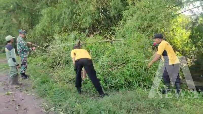 Karya Bakti Polsek Rejoso dan warga bersihkan sungai di Mojorembun