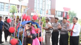 Kapolres Bojonegoro AKBP Mario Prahatinto lepas anggota Polres purna tugas