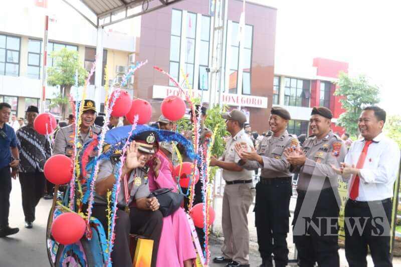 Kapolres Bojonegoro AKBP Mario Prahatinto lepas anggota Polres purna tugas