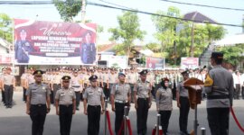 Kapolres Bojonegoro AKBP Mario Prahatinto pimpin upacara Kenaikan Pangkat