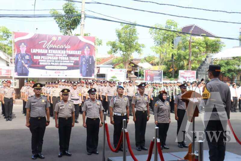 Kapolres Bojonegoro AKBP Mario Prahatinto pimpin upacara Kenaikan Pangkat