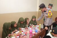 Kapolres Jember AKBP Bayu Pratama Gubunagi bagikan makanan bergizi ke SDN 3 Kamal