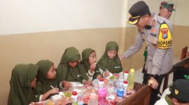 Kapolres Jember AKBP Bayu Pratama Gubunagi bagikan makanan bergizi ke SDN 3 Kamal