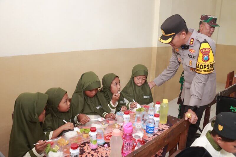 Kapolres Jember AKBP Bayu Pratama Gubunagi bagikan makanan bergizi ke SDN 3 Kamal
