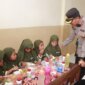 Kapolres Jember AKBP Bayu Pratama Gubunagi bagikan makanan bergizi ke SDN 3 Kamal