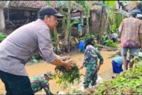 TNI Polri dan warga bersihkan saluran air