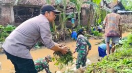 TNI Polri dan warga bersihkan saluran air