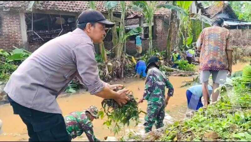 TNI Polri dan warga bersihkan saluran air