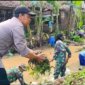TNI Polri dan warga bersihkan saluran air