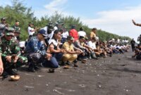 Siswa Kodiklatal tanam mangrove di Pantai Cemara