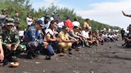 Siswa Kodiklatal tanam mangrove di Pantai Cemara