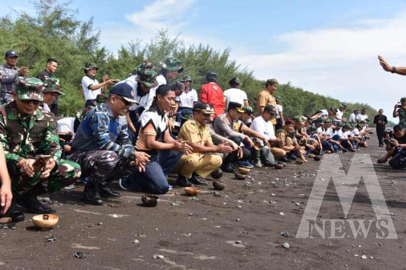Siswa Kodiklatal tanam mangrove di Pantai Cemara