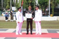 Kapolres Jember AKBP Bayu Pratama Gubunagi terima penghargaan