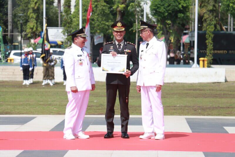 Kapolres Jember AKBP Bayu Pratama Gubunagi terima penghargaan