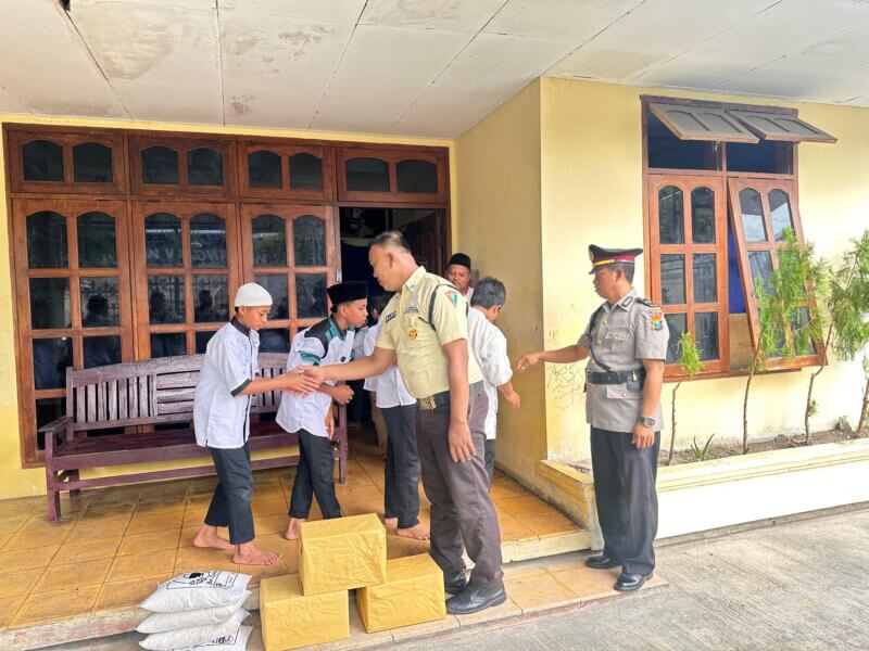 Satbinmas Polres Ngawi dan Satpam gelar baksos di yayasan Bina Insani