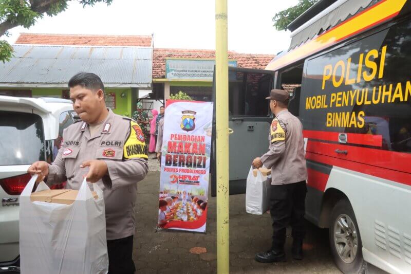 Polres Probolinggo berbagi makanan bergizi ke SDN Gejugan