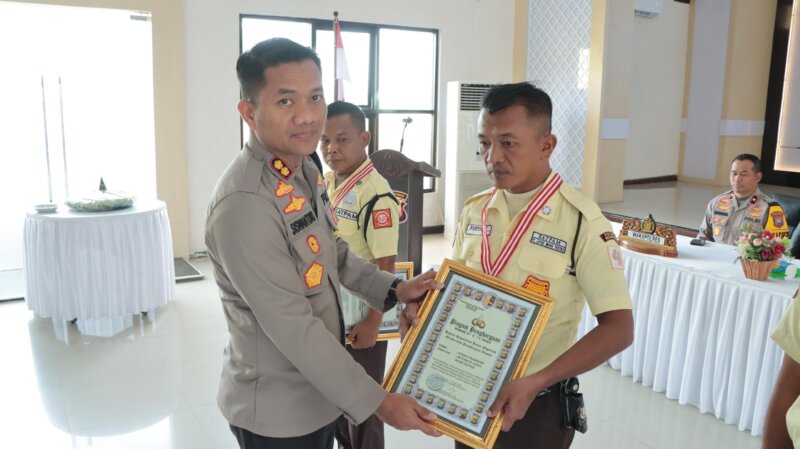 Kapolres Nganjuk AKBP Siswantoro beri penghargaan di HUT Satpam