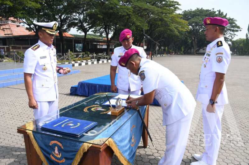 Danpuslatdiksarmil Kodiklatal Kolonel Laut (P) Musleh Yadi pimpin sertijab