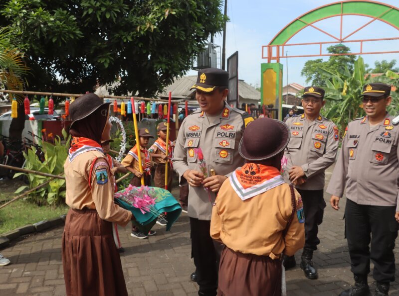 Kapolres Probolinggo AKBP Wisnu Wardana kunjungan ke SDN Jabung Candi Paiton