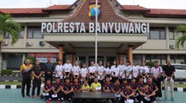 Kapolresta Banyuwangi Kombespol Rama Samtama Putra bersama atlet Bola Voli
