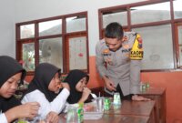 Kapolres Jember AKBP Bayu Pratama Gubunagi bersama siswa SDN Glagahwero 02