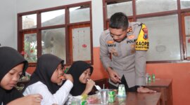 Kapolres Jember AKBP Bayu Pratama Gubunagi bersama siswa SDN Glagahwero 02