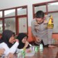 Kapolres Jember AKBP Bayu Pratama Gubunagi bersama siswa SDN Glagahwero 02