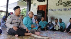 Aiptu Widodo Triadmodjo bersama penyandang Disabilitas